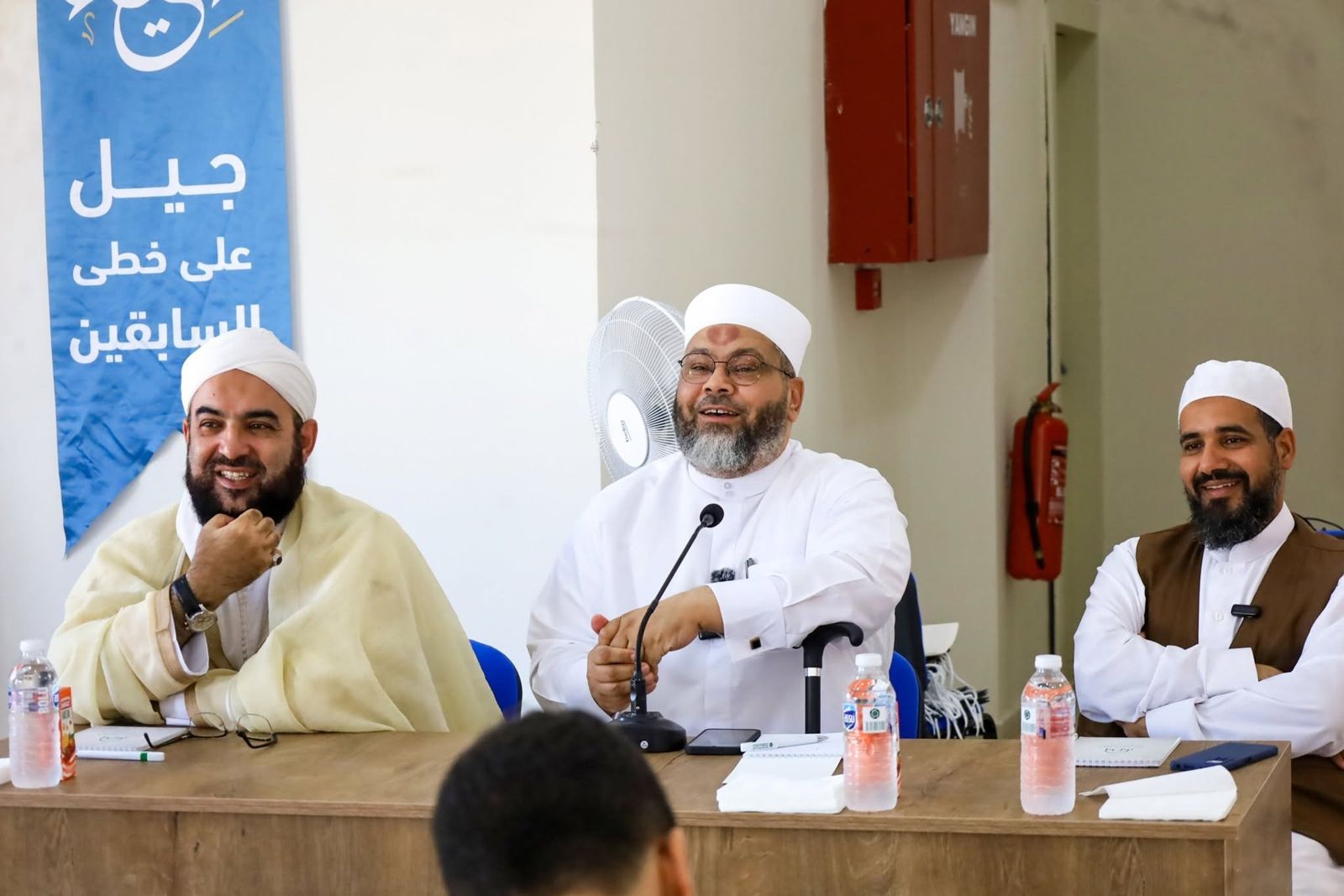علماء يجلسون على منصة مجلس علمي لمؤسسة إحياء