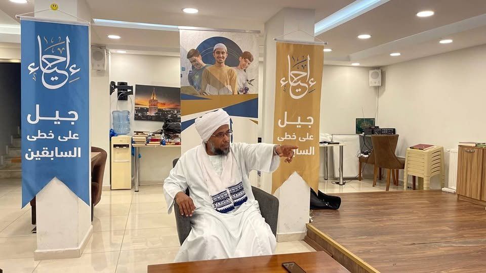 عالم جالس في مجلس علمي لإحياء
